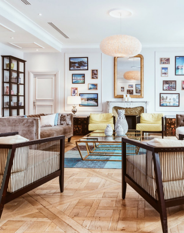 Dinding dengan molding artistik